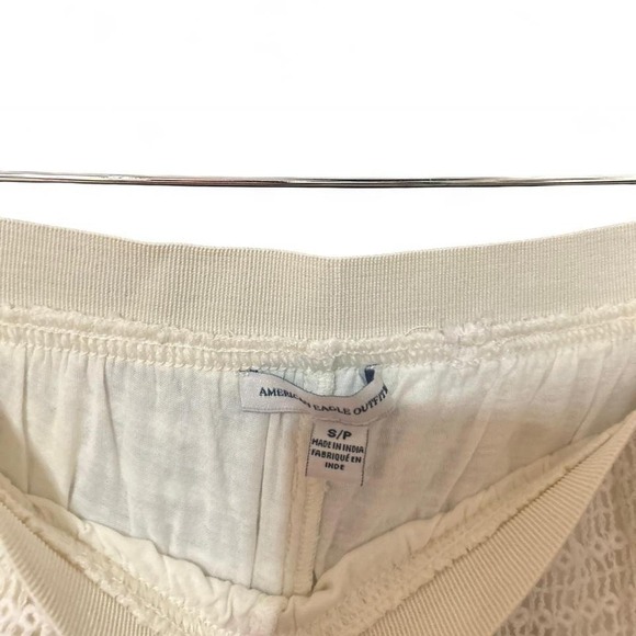 American eagle Cream lace‎ shorts with elastic waistband SIZE SMALL - Picture 2 of 2